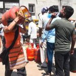 घरगुती एलपीजी ग्राहक पॅनिक बटण दाबतात, बुकिंग वाढतात, रांगा लांबतात