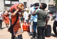 घरगुती एलपीजी ग्राहक पॅनिक बटण दाबतात, बुकिंग वाढतात, रांगा लांबतात