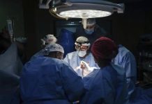 डॉक्टर दुर्मिळ लांब-सेगमेंट स्पाइनल कॉर्ड ट्यूमर काढून टाकतात ज्यामध्ये ब्रेनस्टेमचा समावेश होतो