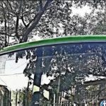 बस थांबवणाऱ्या ३ पैकी दोन पोलिसांनी ब्रेक पेडल दाबण्यासाठी हात वापरले