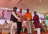 समाज गौरव पुरस्काराने सासवडच्या सामाजिक कार्यकर्त्यांचा सन्मान महाराष्ट्र दिन व कामगार दिनानिमित्त वडार मजूर शिल्प प्रतिष्ठान