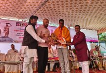 समाज गौरव पुरस्काराने सासवडच्या सामाजिक कार्यकर्त्यांचा सन्मान महाराष्ट्र दिन व कामगार दिनानिमित्त वडार मजूर शिल्प प्रतिष्ठान